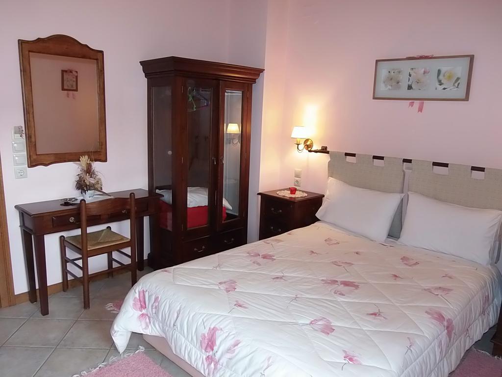 Petrino Hotel Mega Chorio Room photo